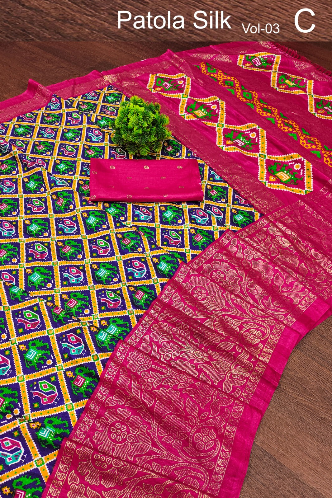 Soft pure dola silk saree With Kalamkari-style printed body, pallu, and border comes with gold zari foil work on pallu and border.